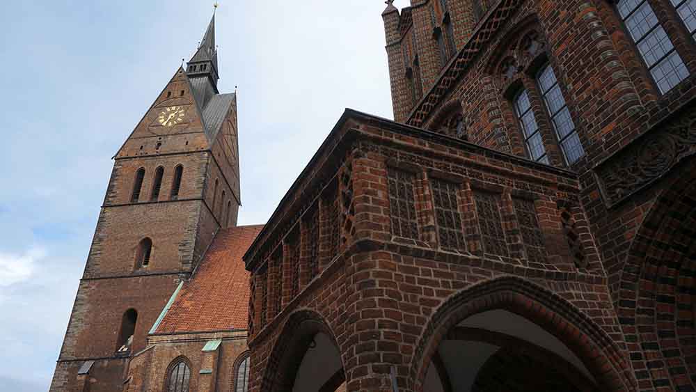 Backsteinkirche von außen