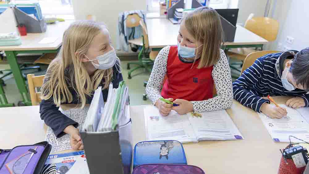 Kinder mussten in Schulen während der Pandemie Masken tragen (Archivbild)