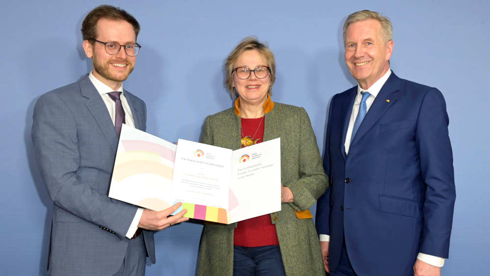 Matthias Slunitschek, Caritas-Präsidentin Eva Maria Welskop-Deffaa Eva Maria Welskop-Deffaa und der ehemalige Bundespräsident Christian Wulff bei der Pressekonferenz Hier klingt s mir gut - das bundesweite Projekt für mehr Teilhabe in der Musik im Haus der Bundespressekonferenz