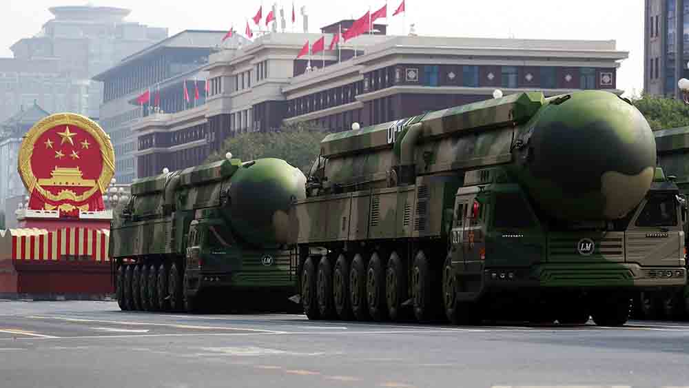 China rüstet mächtig auf, hier atomwaffenfährige Raketen bei einer Parade im Oktober 2019