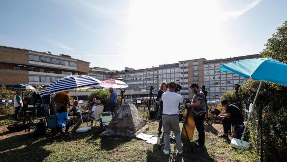 Journalisten versammelt vor dem Gemelli-Krankenhaus in Rom
