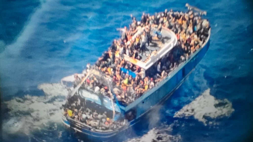 Von der griechischen Küstenwache veröffentlichtes Foto, das einen Fischkutter mit einer großen Anzahl von Migranten zeigt. Kurz danach kentert das Boot