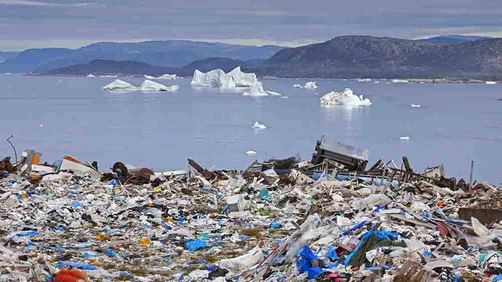 Plastikmüll wie hier vor Grönland ist weltweit ein Problem