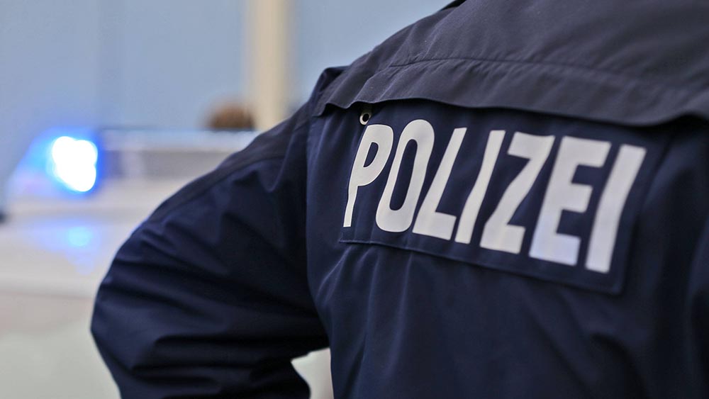 Blaulicht und Uniform mit der Aufschrift "Polizei"