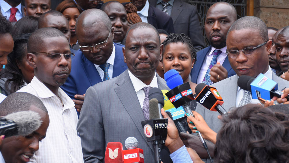 Kenias Präsident Ruto (Mitte) will die Konfliktparteien für Friedesngespräche an einen Tisch bekommen