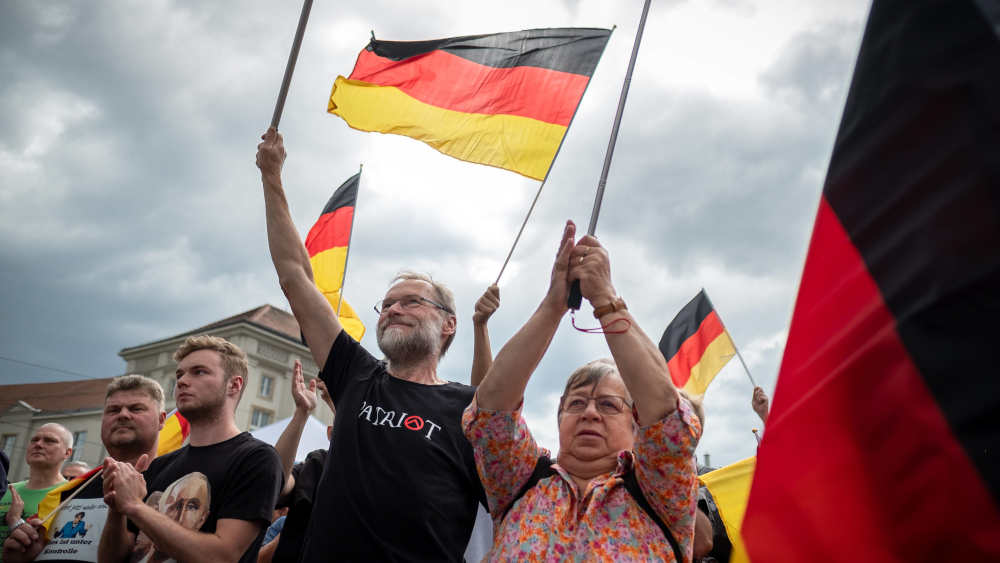 Laut der Umfrage stimmt jeder Zweite in den ostdeutschen Ländern der Aussage zu, dass Deutschland eine „starke Partei“ brauche, die die „Volksgemeinschaft“ insgesamt verkörpere