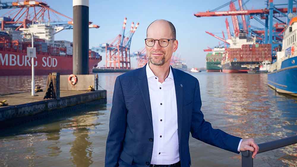 Matthias Ristau, hier im Hamburger Hafen, leitet die Deutsche Seemannsmission