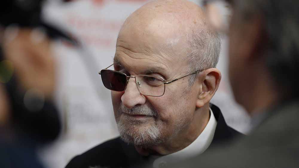 Bei einem Anschlag im August 2022 ist Salman Rushdie am Auge verletzt worden