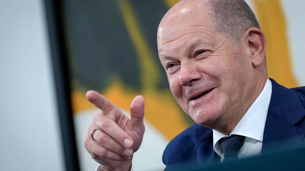 Bundeskanzler Olaf Scholz hält ein Grußwort beim EKD-Empfang