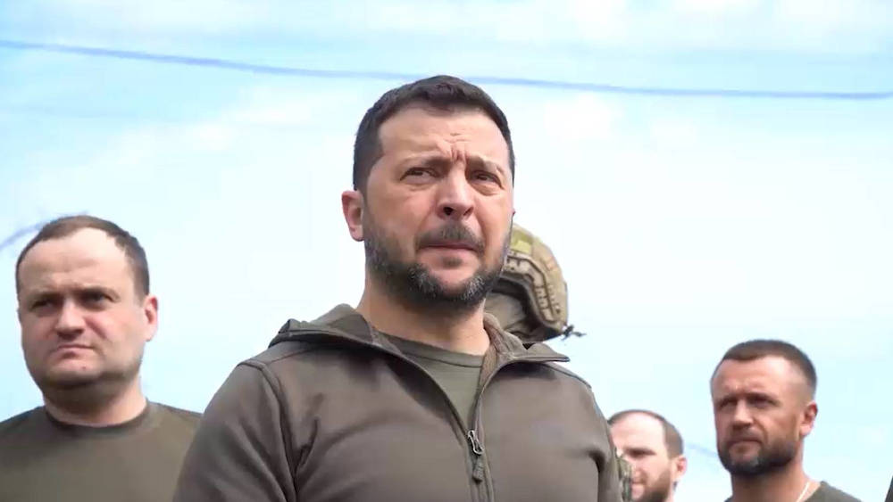 Selenskyj bei seinem Besuch in den überfluteten Gebieten nahe Cherson
