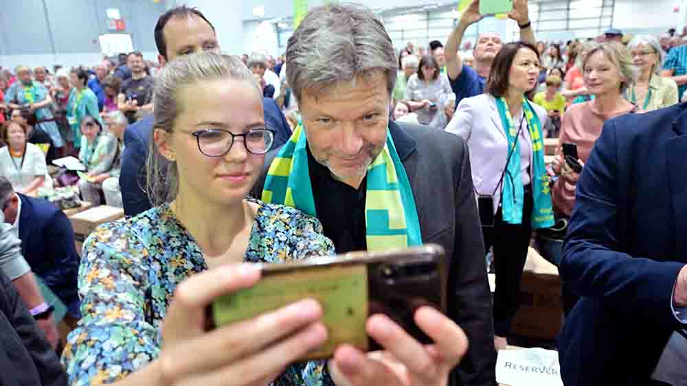 Selfie mit Minister: Diese Besucherin sichert sich ein Foto mit Robert Habeck