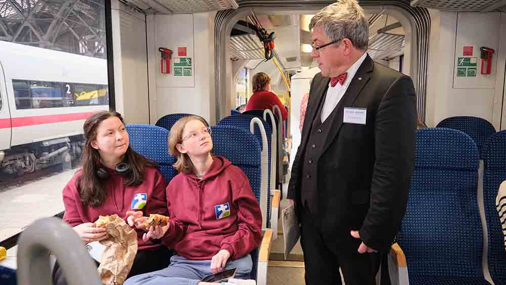 Kein Schaffner, sondern ein Landesbischof: Friedrich Kramer spricht im Zug mit Passagieren