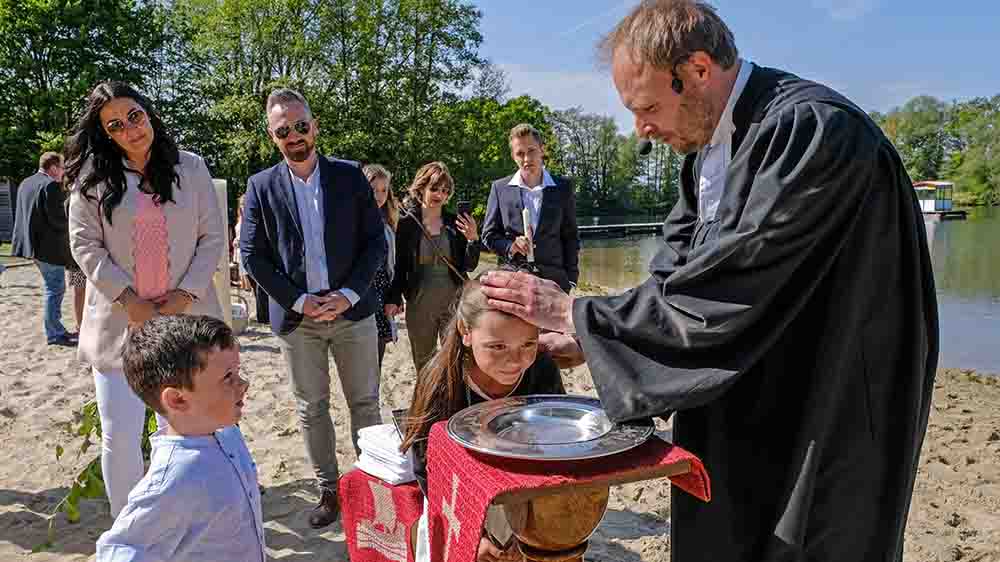 Auch unter freiem Himmel, wie hier im Strandbad Hemmingen bei Hannover, taufen Kirchengemeinden