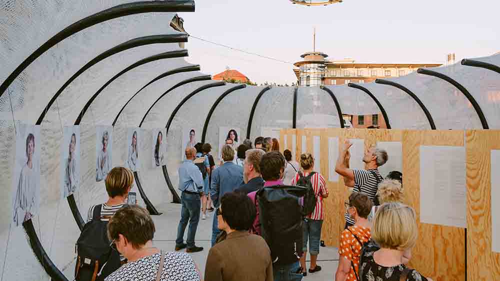 Den Porträts der Frauen sollen die Besucher ihre Religion zuordnen