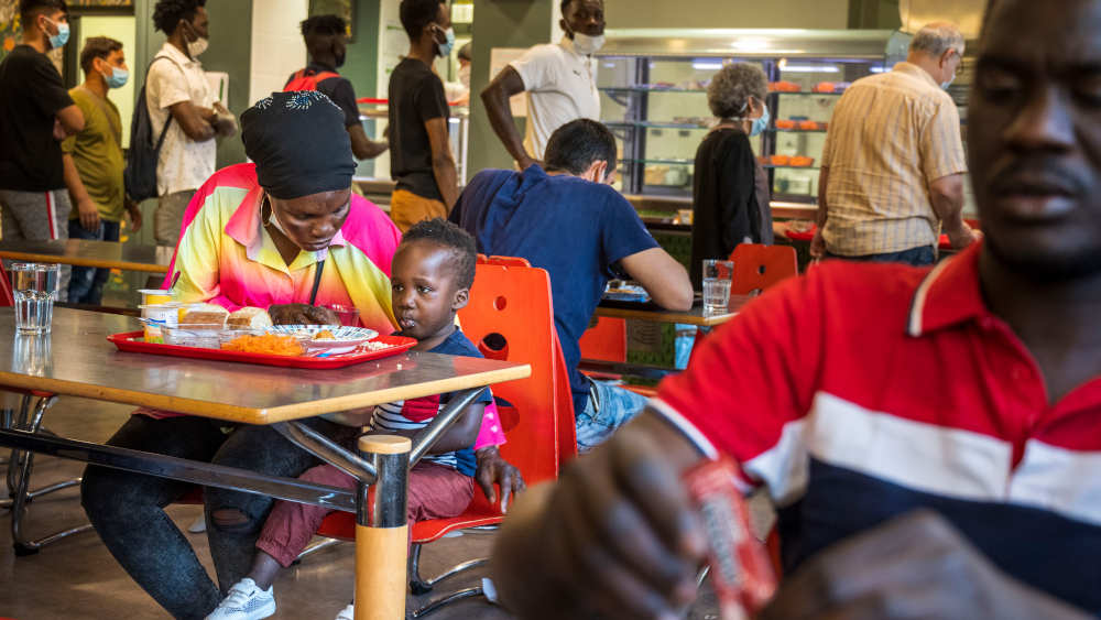 Cisse von der Elfenbeinküste und ihr 2-jähriger Sohn Ali 2021 beim Abendessen der Heilsarmee in in Lyon. Einen Aufenthaltsstatus hat sie noch nicht.