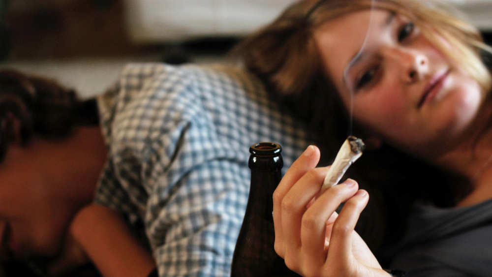 Bei Teenagern fänden im Gehirn wichtige Reifungs- und Umbauprozesse statt, die durch Cannabiskonsum massiv beeinträchtigt werden könnten, hieß es in der Studie