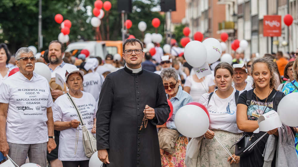 In Polen haben sich laut der Umfrage nur 56 Prozent für eine Legalisierung von Abtreibungen ausgesprochen. Pro-Life- und rechtsextreme Organisationen fordern ein vollständiges Abtreibungs- und Verhütungsverbot in Polen, unterstützt von der katholischen Kirche