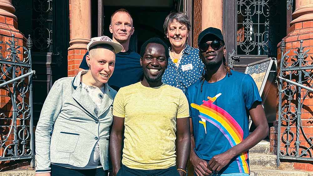 Hinten: Wolfgang Beyer, Anette Detering, vorn: Xenia Brühl, Michael Shibale und Joe vor der Gethsemanekirche