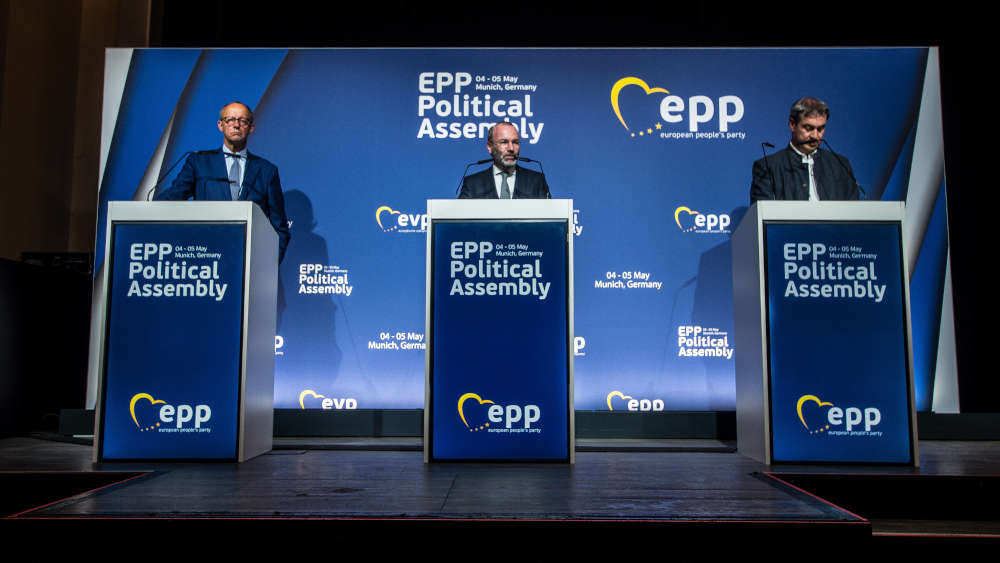 Der EVP-Vorsitzende Manfred Weber (Mitte) blockiert das Renaturierungsgesetz auf europäischer Ebene