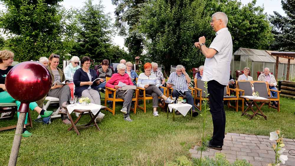 Gemeinsames Singen in stimmungsvoller Atmosphäre: Sommerabend im Garten von Familie Modlich in Gröbitz nahe Finsterwalde