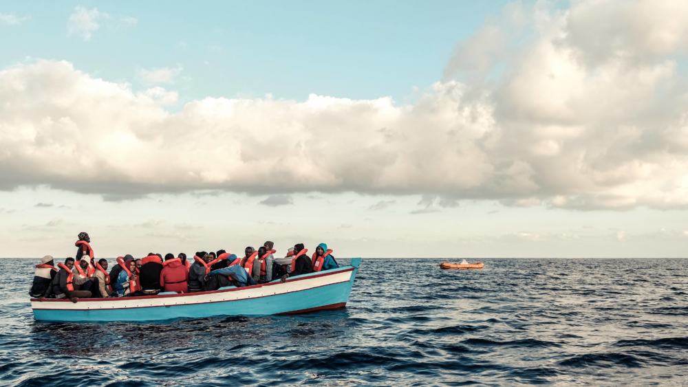 Auf der Suche nach Schutz - ein Flüchtlingsboot im Mittelmeer (Symbolbild)