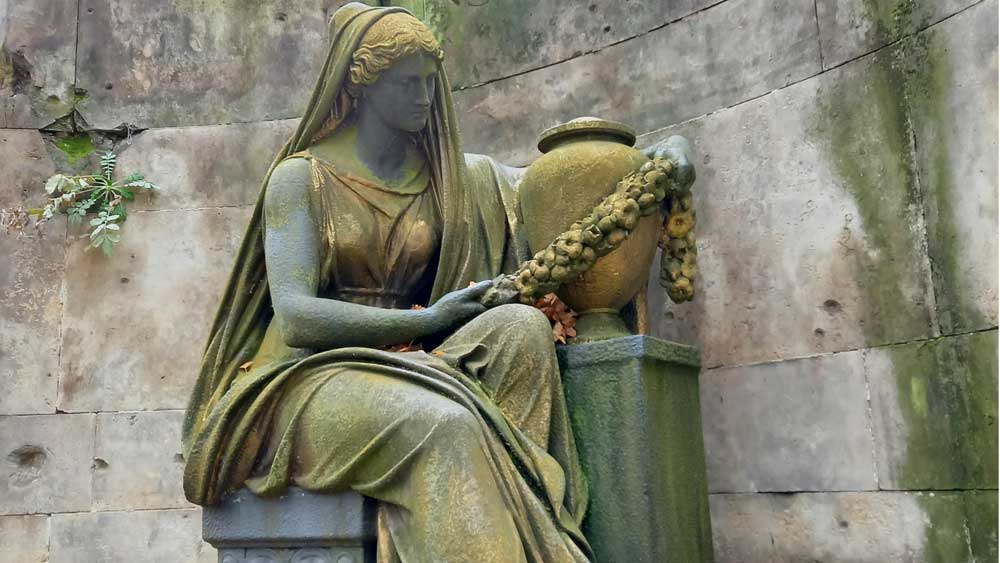 Grabskulptur auf dem Friedhof