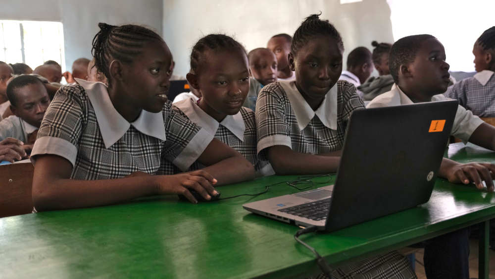 Lydia (links) und ihre Freundinnen der "Angel of Mercy"-Schule waehrend der Computerstunde in der Einrichtung der Hilfsorganisation "Mathare Community Center Library" in Nairobi