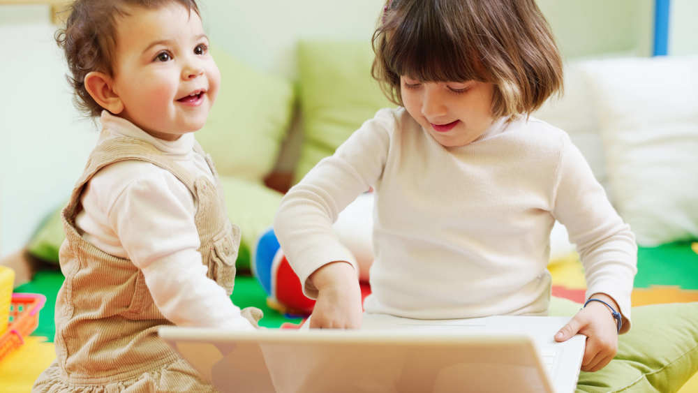 Spätestens im zweiten Lebensjahr müsse damit begonnen werden, den Kindern digitale Kompetenzen zu vermitteln