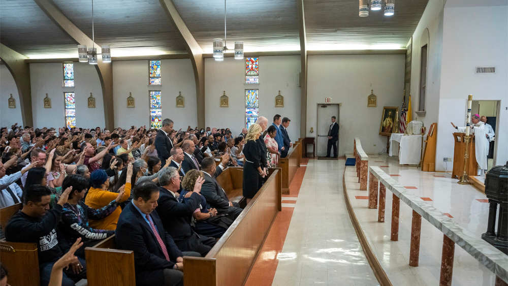 US-Präsident Joe Biden und First Lady Dr. Jill Biden nehmen am 29. Mai 2022 an einer Messe im Sacred Heart Catholic für die Kinder teil, die an der Church Robb Elementary School in Uvalde, Texas, getötet wurden