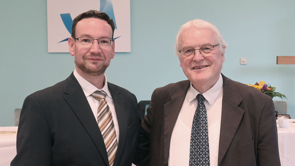 16 Jahre lang war Thomas Koppehl (r.) Superintendent in Niesky, hier mit seinem Nachfolger Pfarrer Daniel Schmidt auf der Synode des Kirchenkreises Schlesische Oberlausitz am 6. Mai 2023