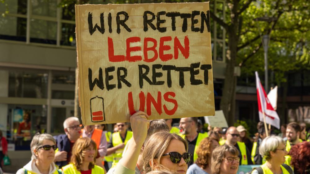 Pflegerinnen, Auszubildende und Hebammen der Universitätsklinik Mainz streiken für bessere Bezahlung und Arbeitsbedingungen