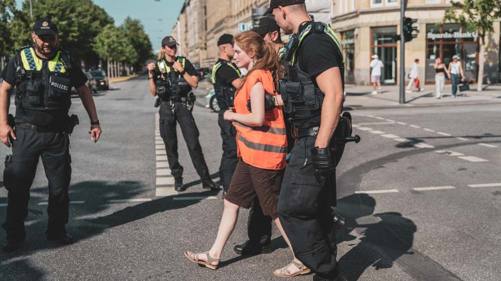 Eine Aktivistin der Letzten Generation bei einer Straßenblockade in Hamburg am vergangenen Montag