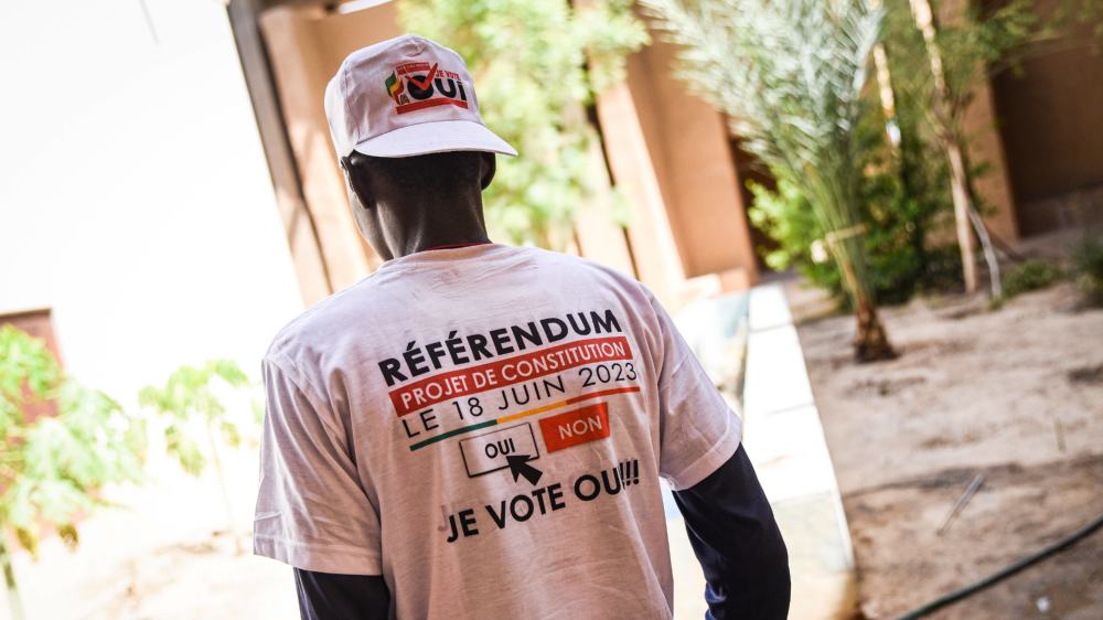 Ein Mann in Mali trägt ein T-Shirt zum Verfassungsreferendum