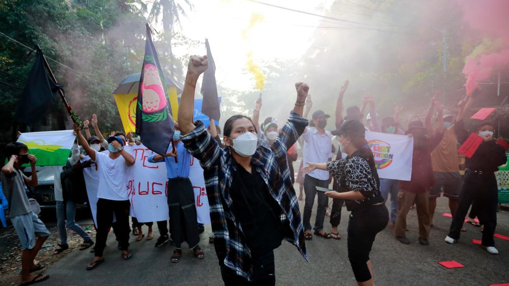 Protestierende in Myanmar mit dem Drei-Finger-Handzeichen des Widerstands gegen die Militärregierung
