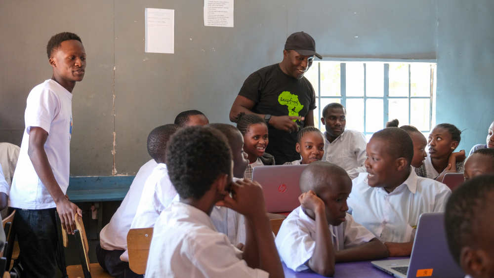 George Wanjala unterstützt die Jugendlichen der "Angel of Mercy"-Schule bei der Computerstunde in der Einrichtung der Hilfsorganisation "Mathare Community Center Library" in Nairobi.