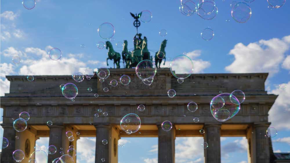 Image - Das Orchester Utopia spielt vor dem Brandenburger Tor