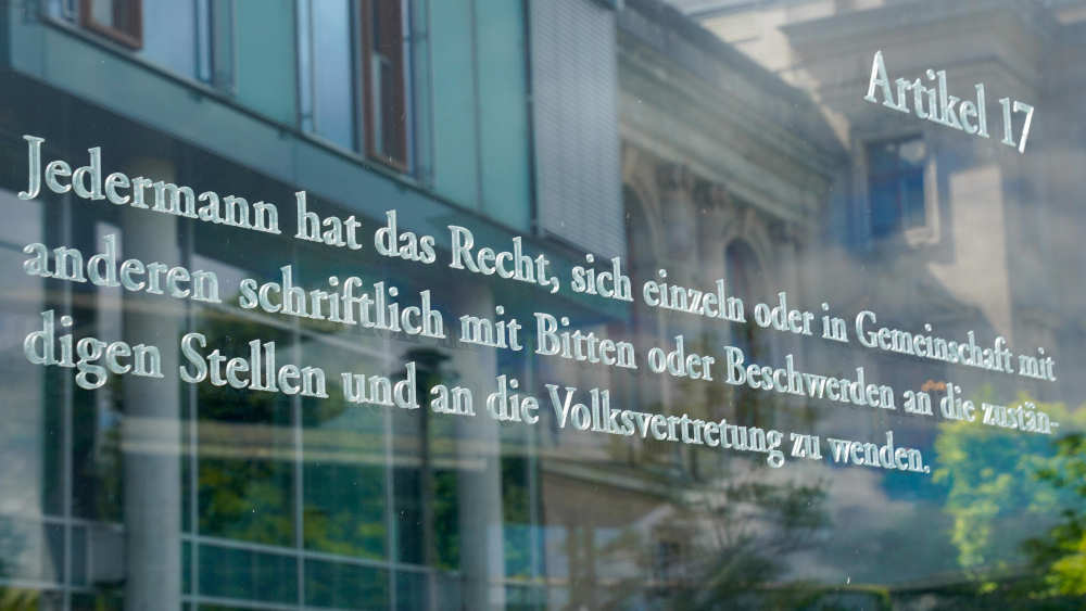 Glastafeln am Bundestag mit den Artikel des Grundgesetzes: Artikel 17: Petitionsrecht Berlin