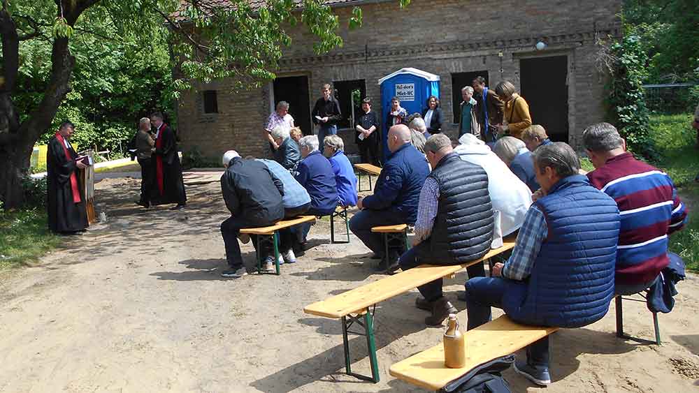 Pfarrer Alexander Stojanowič hält die Predigt