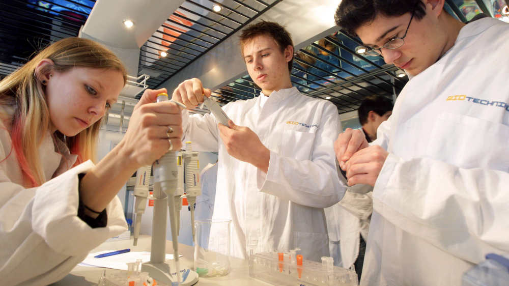 Schüler bei einem Biotechnologie-Praktikum