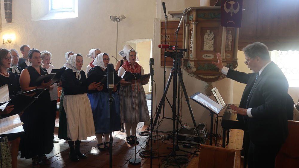 Der Schleifer Projektchor unter Leitung von Gerald Schön sang in Schleifer Sorbisch den Choral „Pój wutroba, bydź wjesoła“ (Geh aus, mein Herz, und suche Freud)
