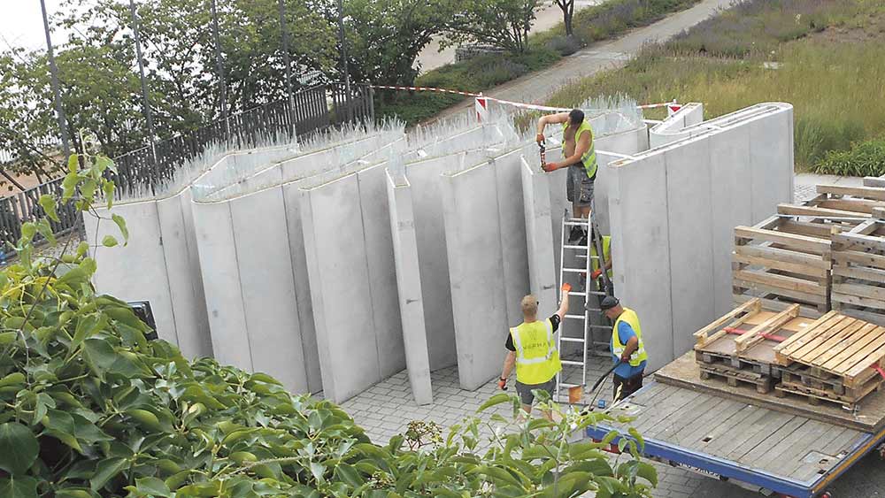 Das Kunstwerk „SORRY“ ist bis 3. Oktober an der Frankfurter Oderpromenade zu besichtigen. Auf dem Bild bringen Arbeiter aus Poznań die letzten Glasscherben an