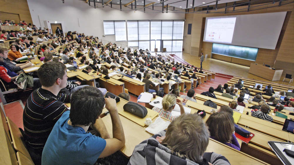 Audimax mit Studenten: In Deutschland beginnen inzwischen deutlich mehr junge Menschen ein Studium als eine Ausbildung.