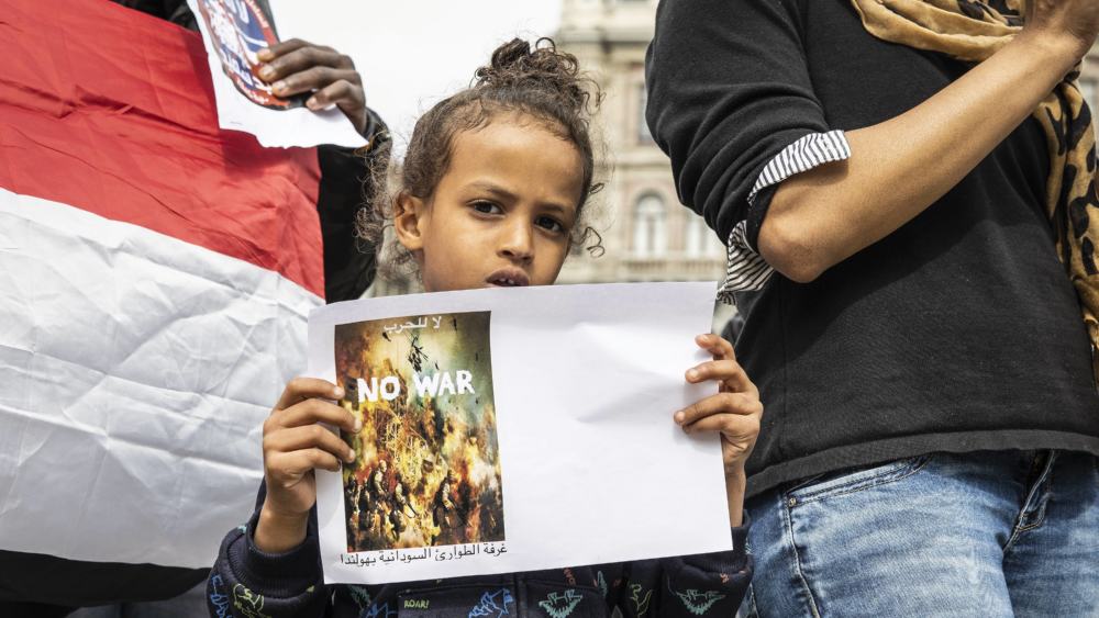 Ein sudanesisches Flüchtlingskind in Amsterdam protestiert gegen den Krieg im Sudan