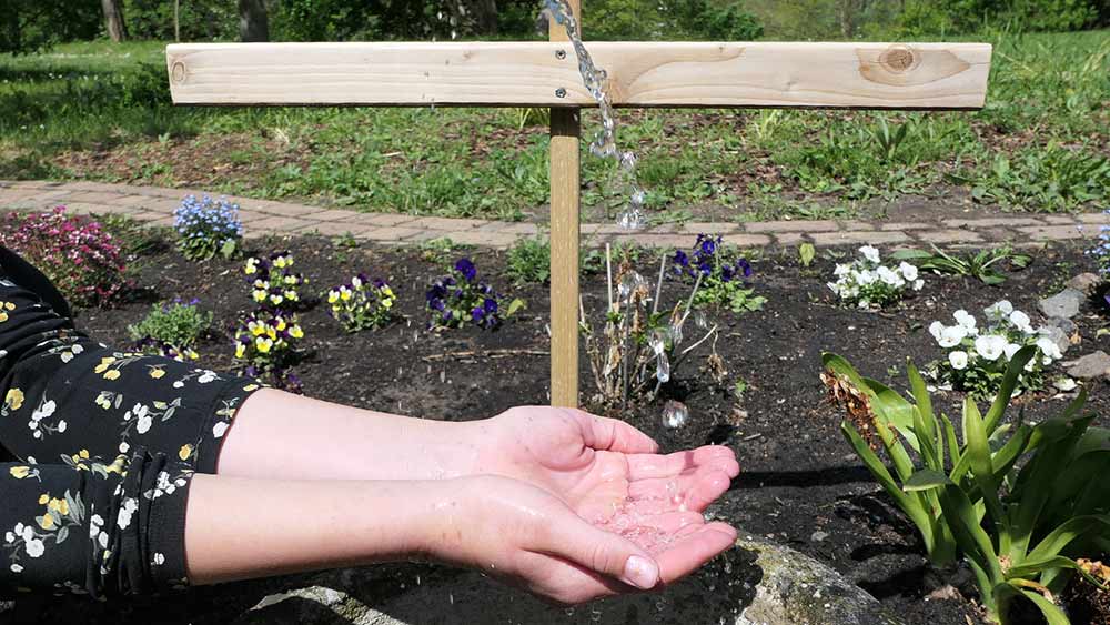 Die Taufschale im Schulgarten steht bereit