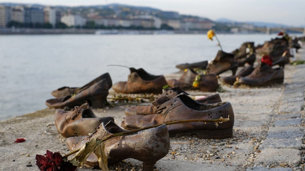 Mahnmal am Donauufer zur Erinnerung an die Pogrome an Juden während des Zweiten Weltkriegs in Budapest