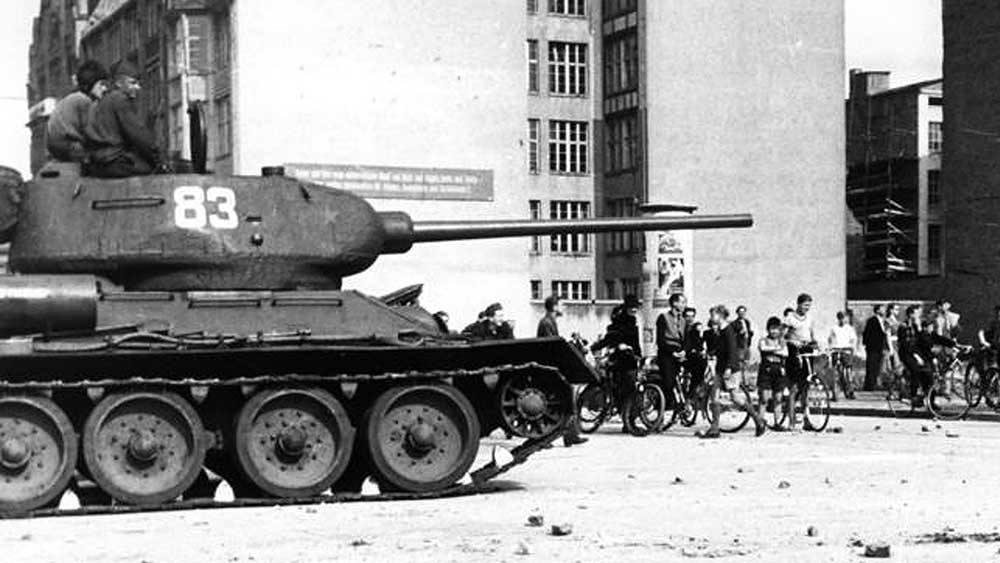 Ein sowjetischer T 34 in der Berliner Schützenstraße
