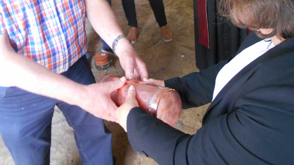 Joachim Pritzkow und Monika Ebeling versenken den Grundstein