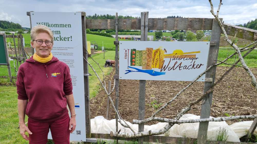 Bildungsreferentin Anette Wilkening vor ihrem „Weltacker“ in Ueberlingen am Bodensee