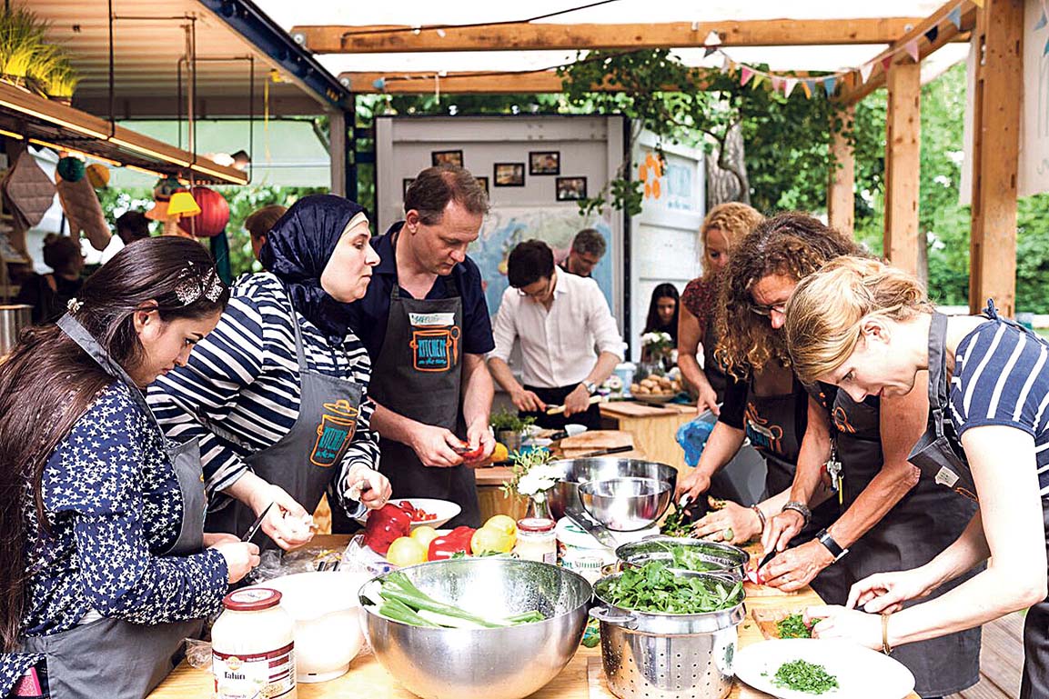 Image - Kochen vor der Kirche