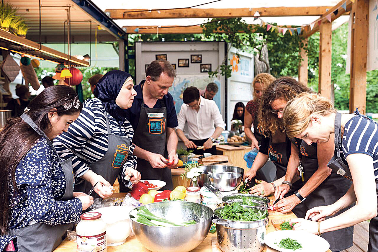 Image - Kochen vor der Kirche